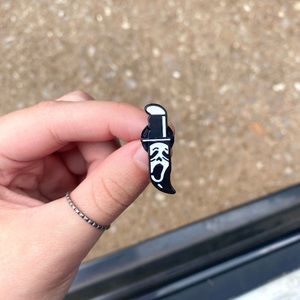 scream enamel pin